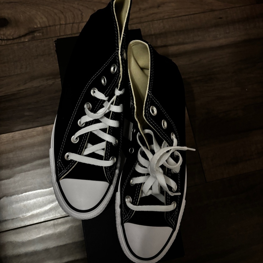 BRAND NEW black and white Converse Unisex